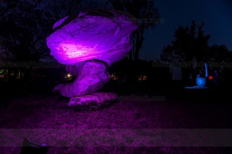 Escultura iluminada en el Museo de Arte Moderno