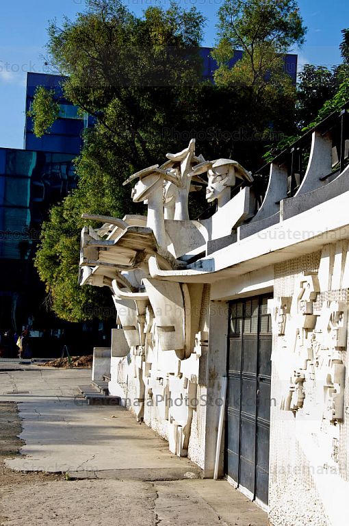 Mural de la fachada del edificio de la Biblioteca Nacional