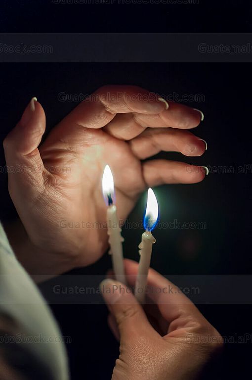 Velas durante la procesión de la Soledad