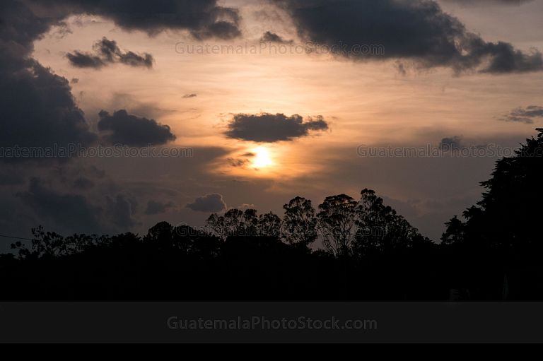 Siluetas al atardecer sobre la Ciudad de Guatemala
