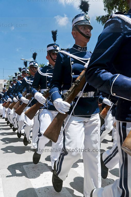 Cadetes de la Escuela Politecnica en el Desfile del 15 de septiembre