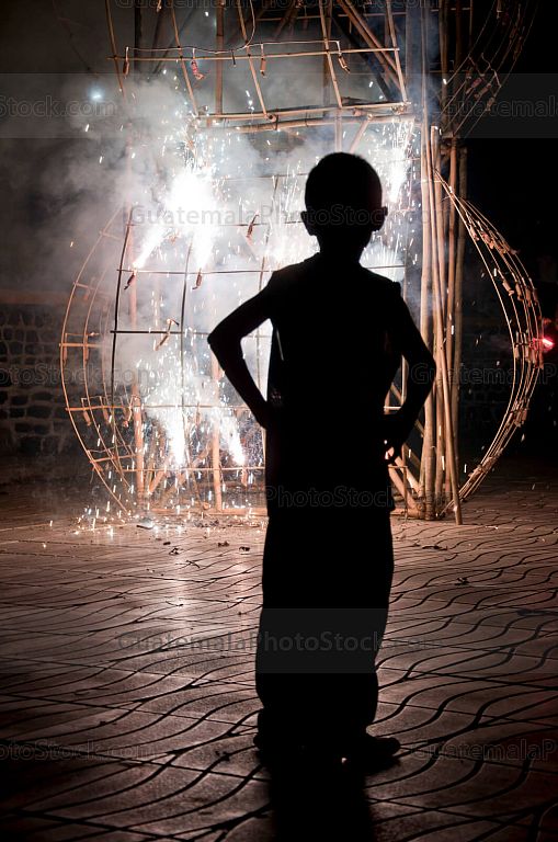 Silueta de niño con fuegos pirotecnicos