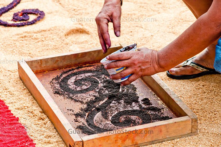 Haciendo la alfombra de aserrín