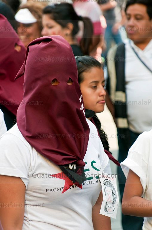 Estudiante encapuchada durante la Huelga de Dolores