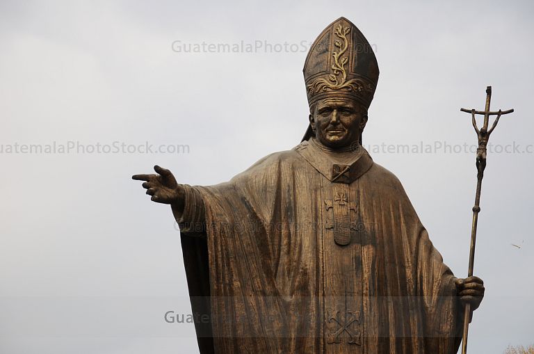 Monumento a San Juan Pablo II en las afueras de la Basílica de Guadalupe