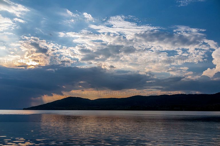 Atardecer en la playa El Remate, Petén