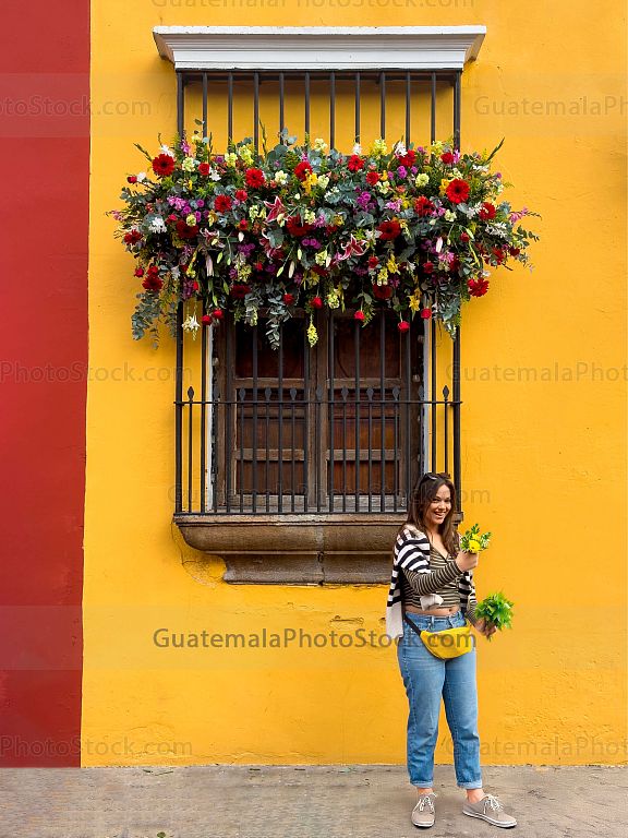Balcón decorado con flores
