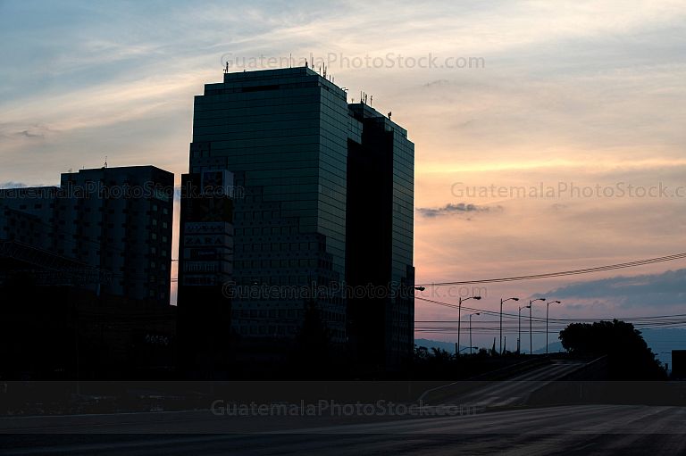 Silueta del edificio del Centro Comercial Tikal Futura