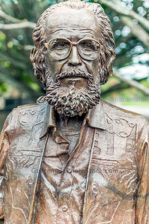 Monumento a Efrain Recinos