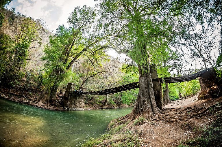 Puente sobre Río Azul