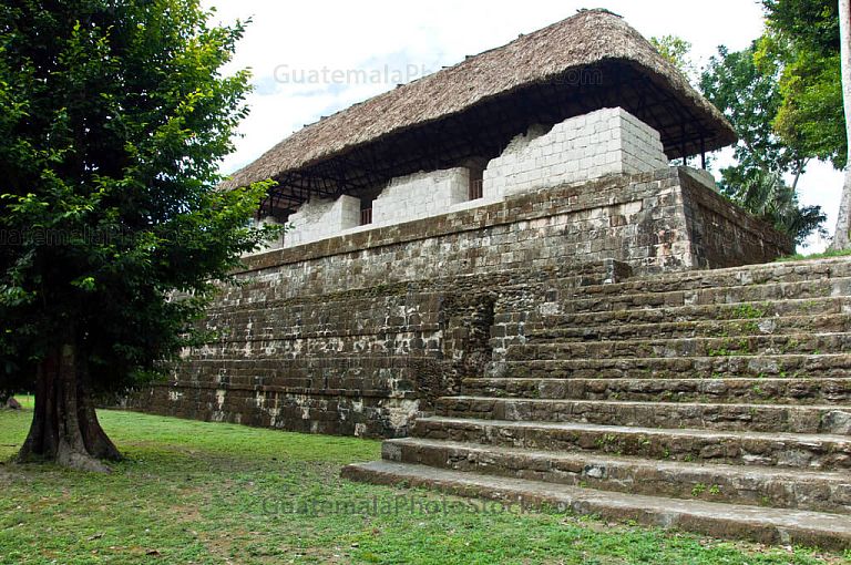 Estructura en Yaxhá