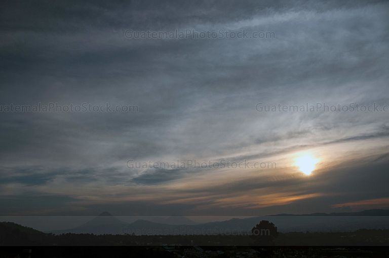 Atardecer con volcanes