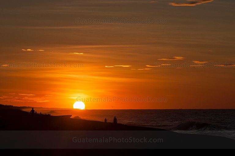 Amanecer en las playas de Monterrico