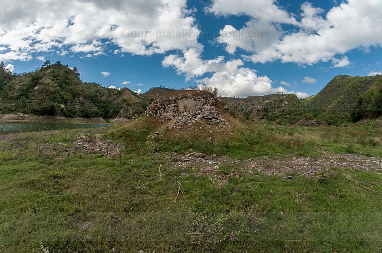 Monticulo en el Sitio Arqueológico Kawinal