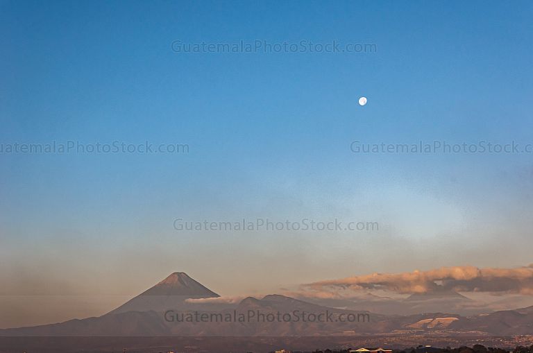 Volcán de Agua y la luna