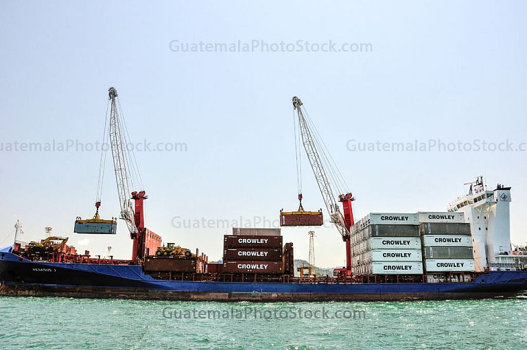 Portacontenedor en Puerto Barrios