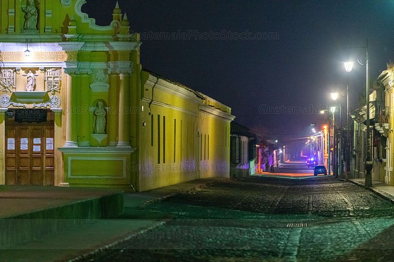 Calle de Antigua Guatemala durante el toque de queda