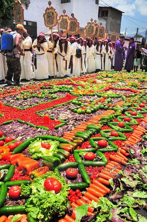 Alfombra de aserrín y verduras
