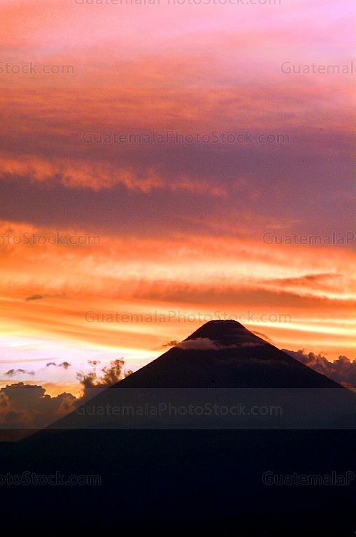 Silueta del Volcán de Agua al atardecer