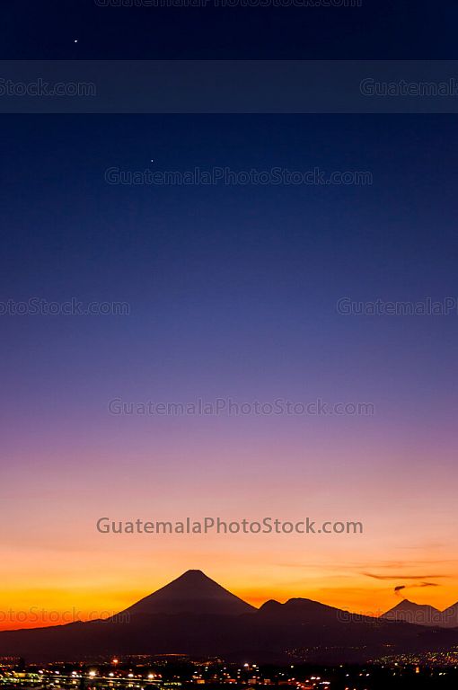 Atardecer sobre la cadena volcánica central
