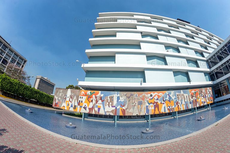 Mural en el edificio del IGSS