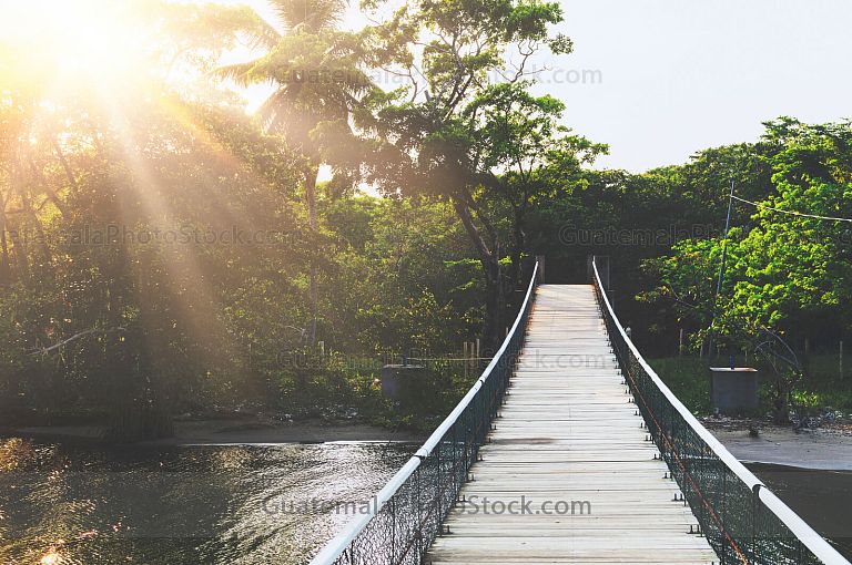 Puente sobre el río Quehueche, Livingston, Izabal