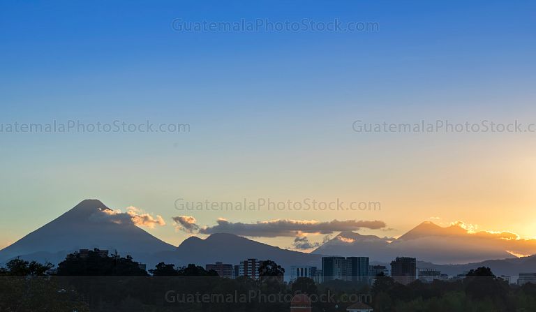 Atardecer entre volcanes en Guatemala