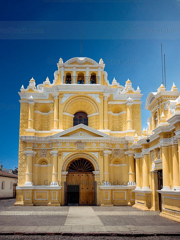 Fachada de la Iglesia de San Pedro Apóstol