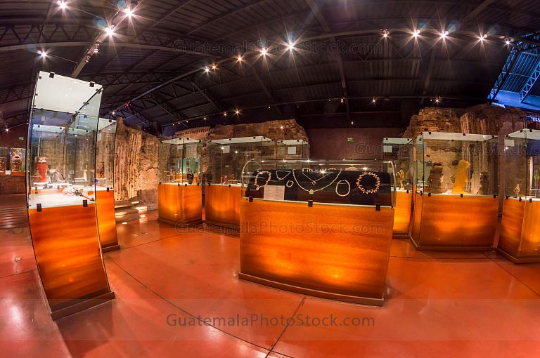 Museo Vical arte precolombino y vidrio moderno