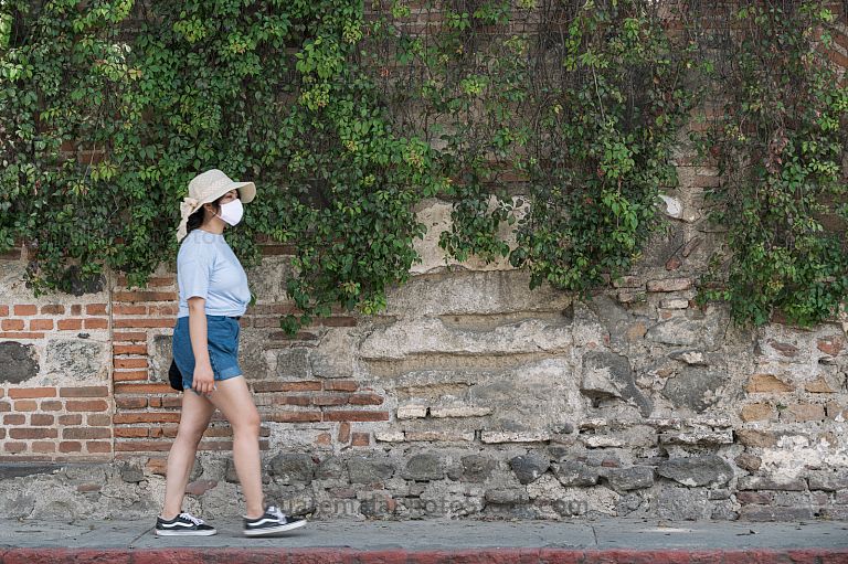 Joven turista viaja por Antigua Guatemala durante la pandemia