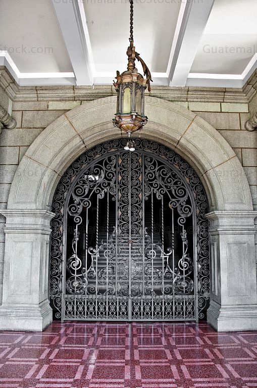 Puerta de ingreso al Palacio Nacional de la Cultura