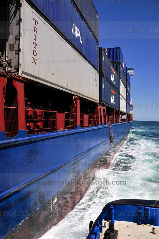 Barco de contenedores en Puerto Quetzal