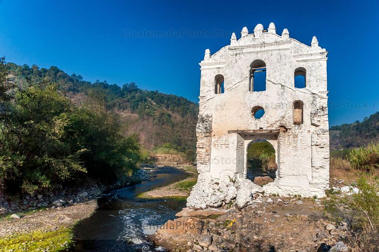 Ruina de la fachada del templo de Pueblo Viejo, San Sebastian