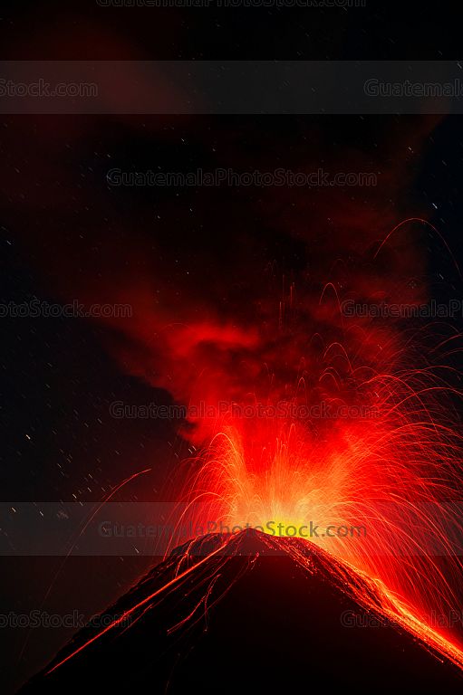 Erupción nocturna del Volcán de Fuego