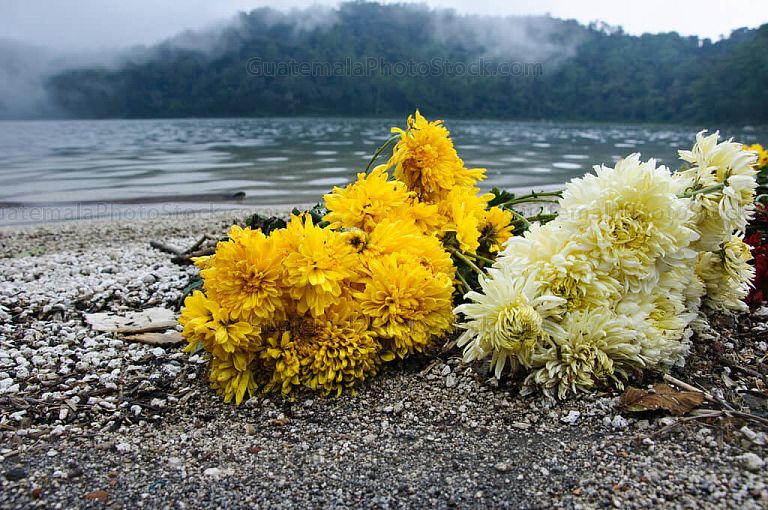 Ofrendas a orillas de la Laguna de Chicabal