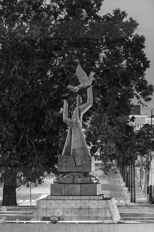 Monumento a la Paz, frente a la Municipalidad de Guatemala