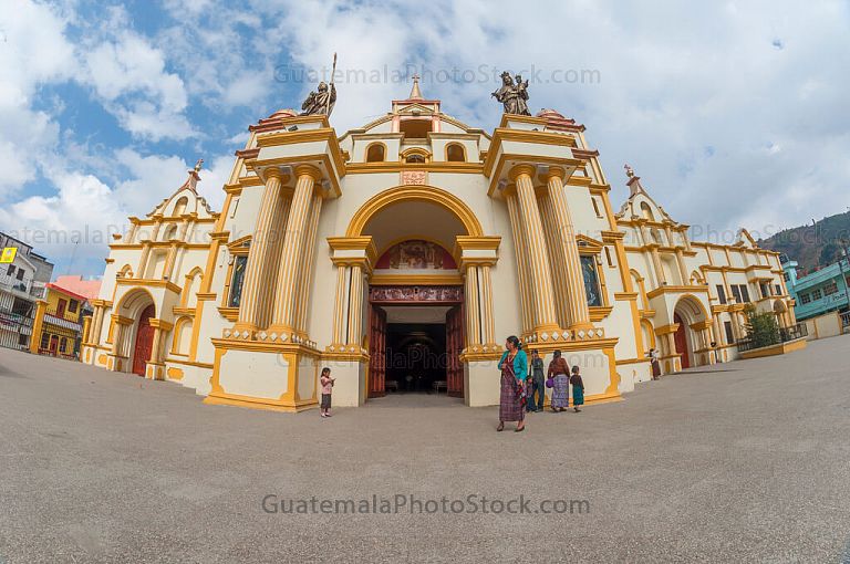 Fachada y atrio del templo de San Pedro Soloma