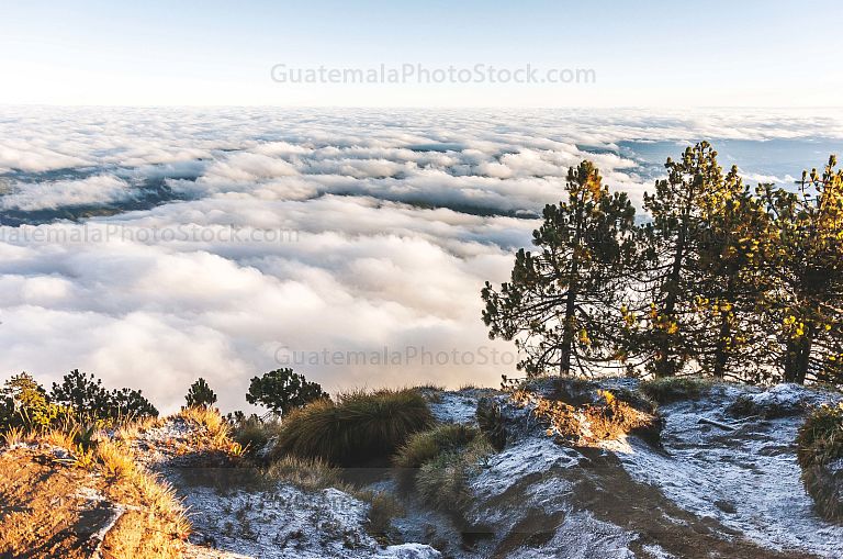 Amanecer frio en el crater del Volcán de Agua