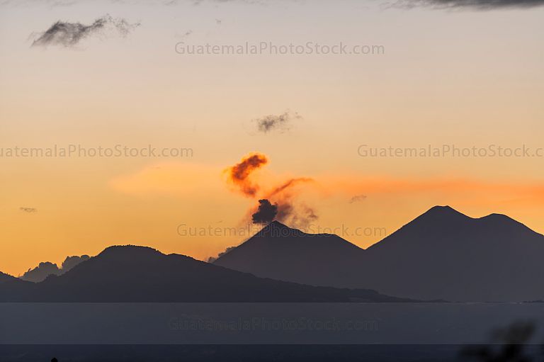 Volcán de fuego y Volcán Acatenango