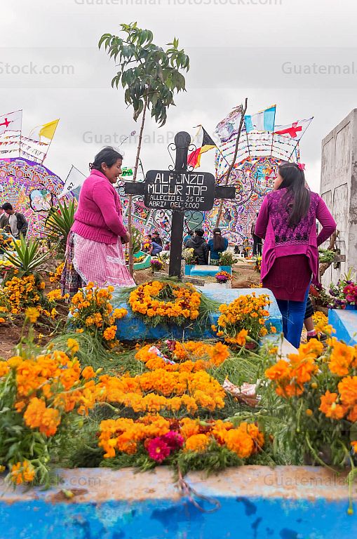 Tumbas adornadas en Santiago, Sacatepéquez