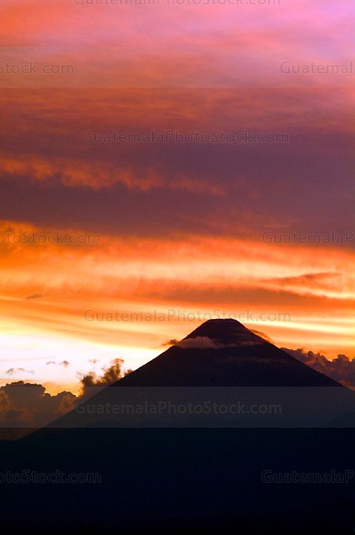 Atardecer con la cadena Volcánica central