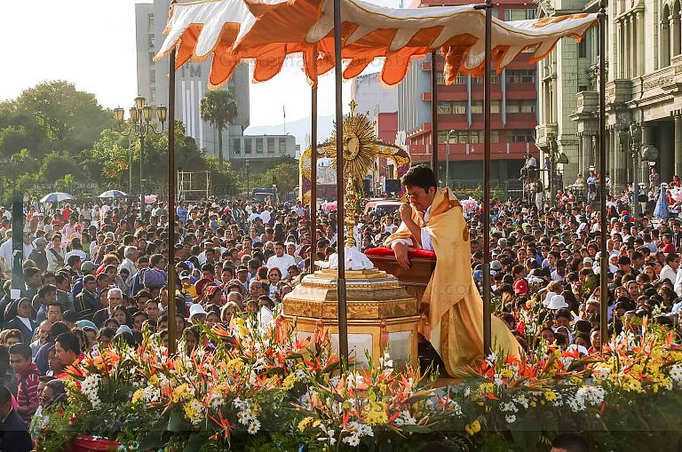 Procesión Eucaristica, Inaguración del Año Santo Eucaristico