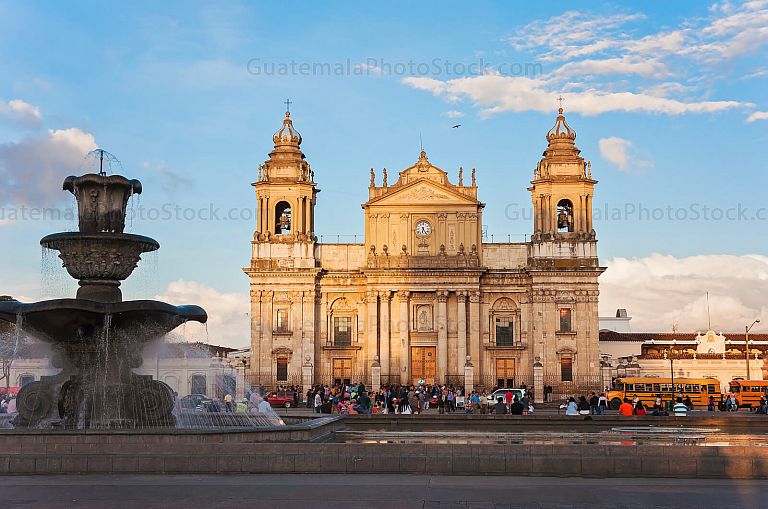 Fuente y Catedral Metropolitana