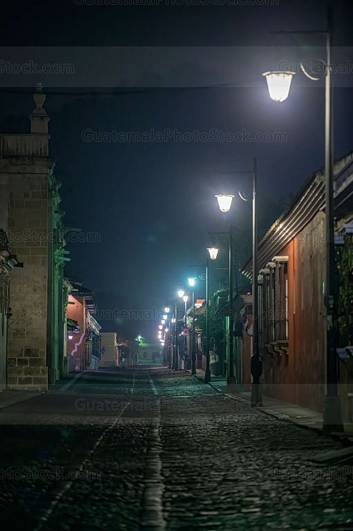 Calle de la Antigua Guatemala de noche