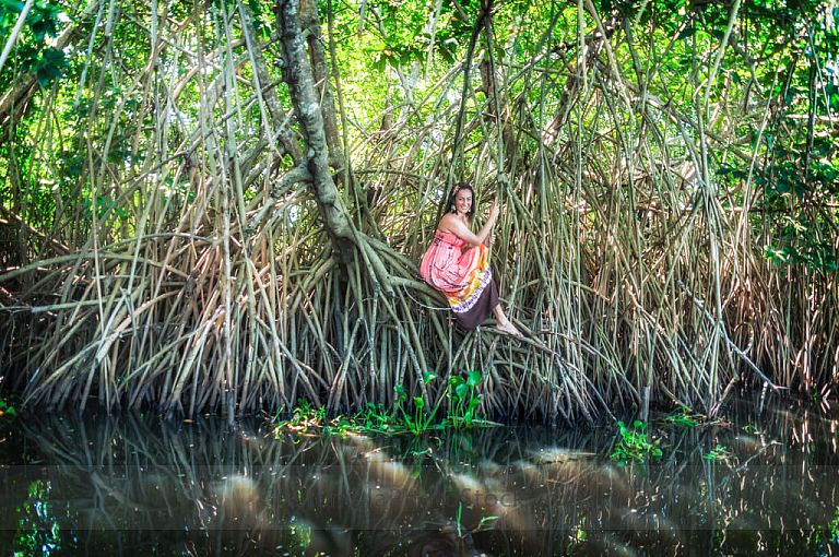 Modelo en el Bosque de Mangle