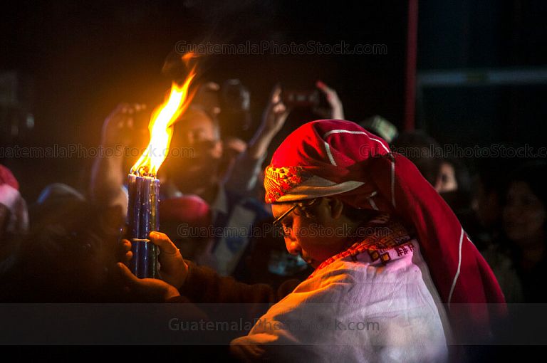 Sacerdote maya en la celebración del Bak´tun 13