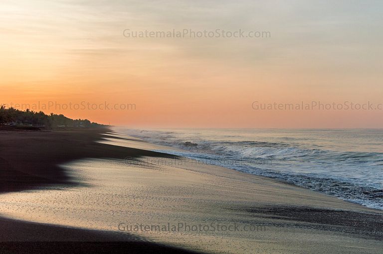 Amanecer en la Playa de Monterrico