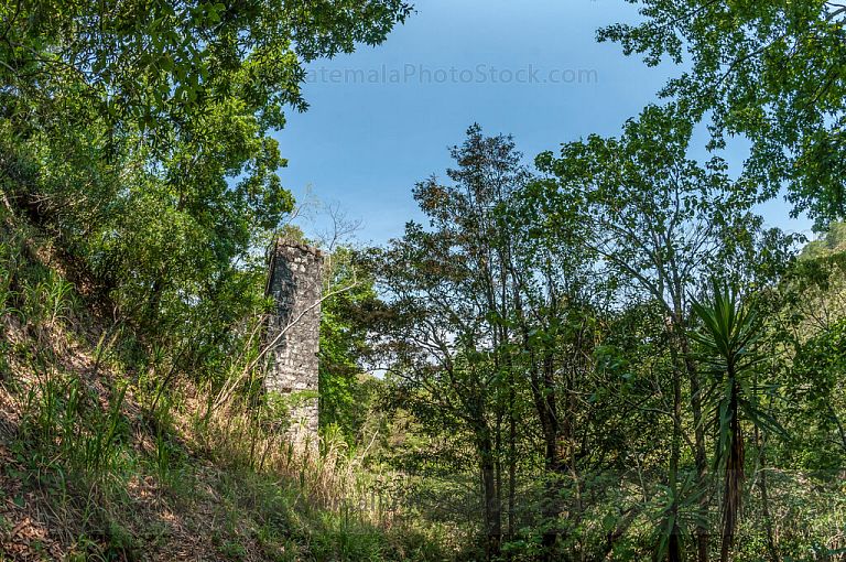 Chimenea de explotación minera artesanal