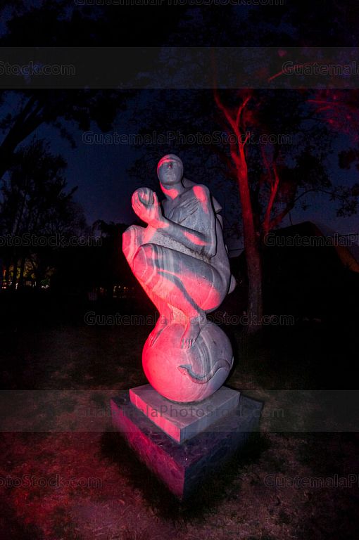 Escultura iluminada en el Museo de Arte Moderno