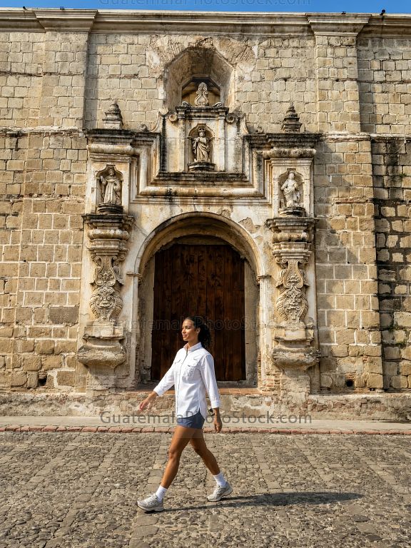 Turista en las calle de Antigua Guatemala